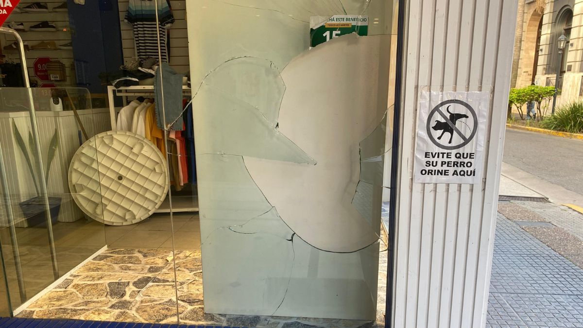 Un delincuente solitario atacó dos comercios ubicados en inmediaciones de San Martín y Juan de Garay, a escasos metros del Teatro Municipal. Un delincuente solitario atacó dos comercios ubicados en inmediaciones de San Martín y Juan de Garay, a escasos metros del Teatro Municipal.