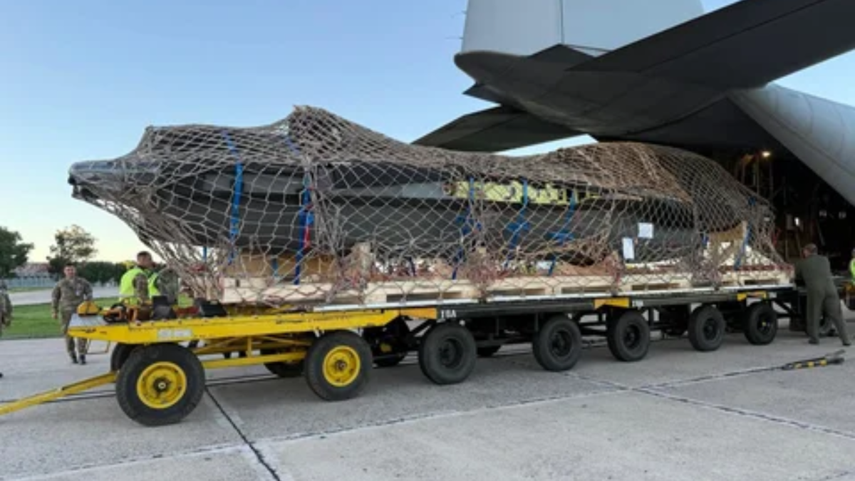 La aeronave será ensamblada en la base de Tandil y servirá para adiestramiento de los técnicos y pilotos que pilotearán los aviones que llegarán el año próximo.