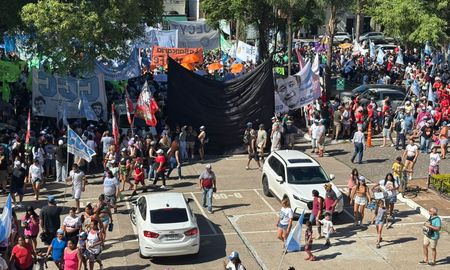 Los trabajadores nucleados en la Confederación General del Trabajo (CGT) en Santa Fe se manifestaron este jueves en la ciudad capital, en rechazo a la reforma laboral. Los trabajadores nucleados en la Confederación General del Trabajo (CGT) en Santa Fe se manifestaron este jueves en la ciudad capital, en rechazo a la reforma laboral.