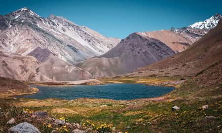 La pureza del agua de deshielo y la refracción de la luz solar generan el tono turquesa característico que distingue a esta laguna de otros reservorios andinos tradicionales. La pureza del agua de deshielo y la refracción de la luz solar generan el tono turquesa característico que distingue a esta laguna de otros reservorios andinos tradicionales.