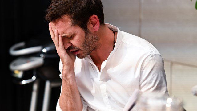 Un dolor de cabeza le anticipa a Santiago que llegó el momento de partir.