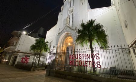 La Parroquia San José de los Agustinos Recoletos está ubicada frente a la Plaza Constituyentes de Santa Fe. La Parroquia San José de los Agustinos Recoletos está ubicada frente a la Plaza Constituyentes de Santa Fe.