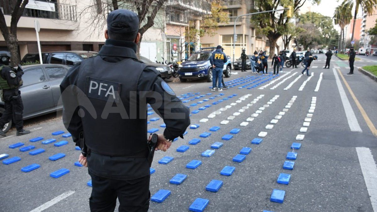 En el interior de un vehículo BMW X5 se hallaron 369 panes de cocaína.