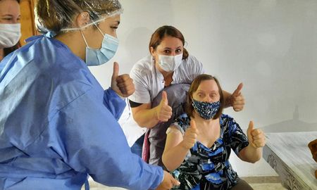 El Ministerio de Salud provincial informó que arribó a Santa Fe una nueva tanda de 23.400 primeras dosis de la vacuna Sputnik V contra el Covid-19 para dar continuidad al operativo de vacunación; y avanzar en la inoculación de adultos mayores, que se viene desarrollando en las distintas localidades del territorio santafesino. El Ministerio de Salud provincial informó que arribó a Santa Fe una nueva tanda de 23.400 primeras dosis de la vacuna Sputnik V contra el Covid-19 para dar continuidad al operativo de vacunación; y avanzar en la inoculación de adultos mayores, que se viene desarrollando en las distintas localidades del territorio santafesino.