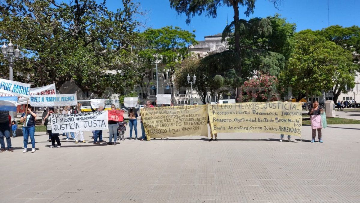Un grupo de personas se congregó en la plaza frente a tribunales para reclamar la absolución del médico