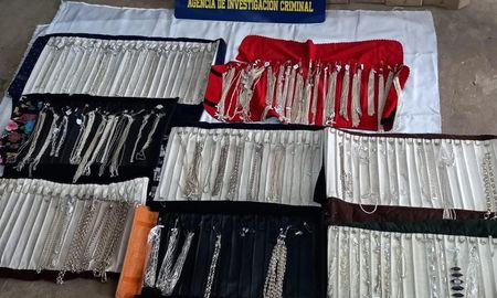 Parte de las joyas que fueron encontradas en uno de los domicilios investigados. Parte de las joyas que fueron encontradas en uno de los domicilios investigados.