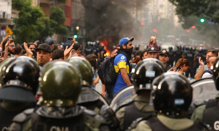 Un efectivo baleado y una oficial que recibió un piedrazo fueron los hechos mas complejos que sufrieron los uniformados Un efectivo baleado y una oficial que recibió un piedrazo fueron los hechos mas complejos que sufrieron los uniformados