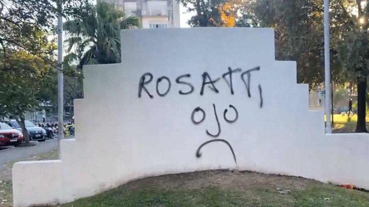Una de las pintadas apareció en un paredón detrás de los mástiles de la Plaza España