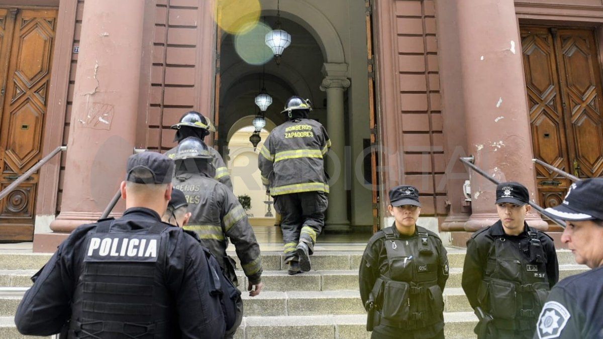 Un llamado al 911 alertó de una amenaza de bomba en la Municipalidad y en el Concejo de Rosario. 