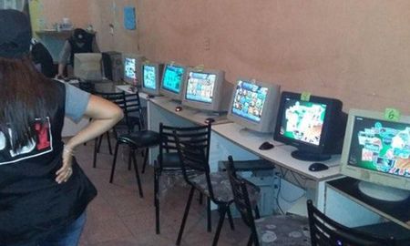 En junio del 2017 la Expolicía de Investigaciones desarrollaron múltiples allanamientos en Esperanza, Pilar, Rafaela y Recreo por lo que desbarataron una red de juego clandestino de la que participaba Pelano.&nbsp;