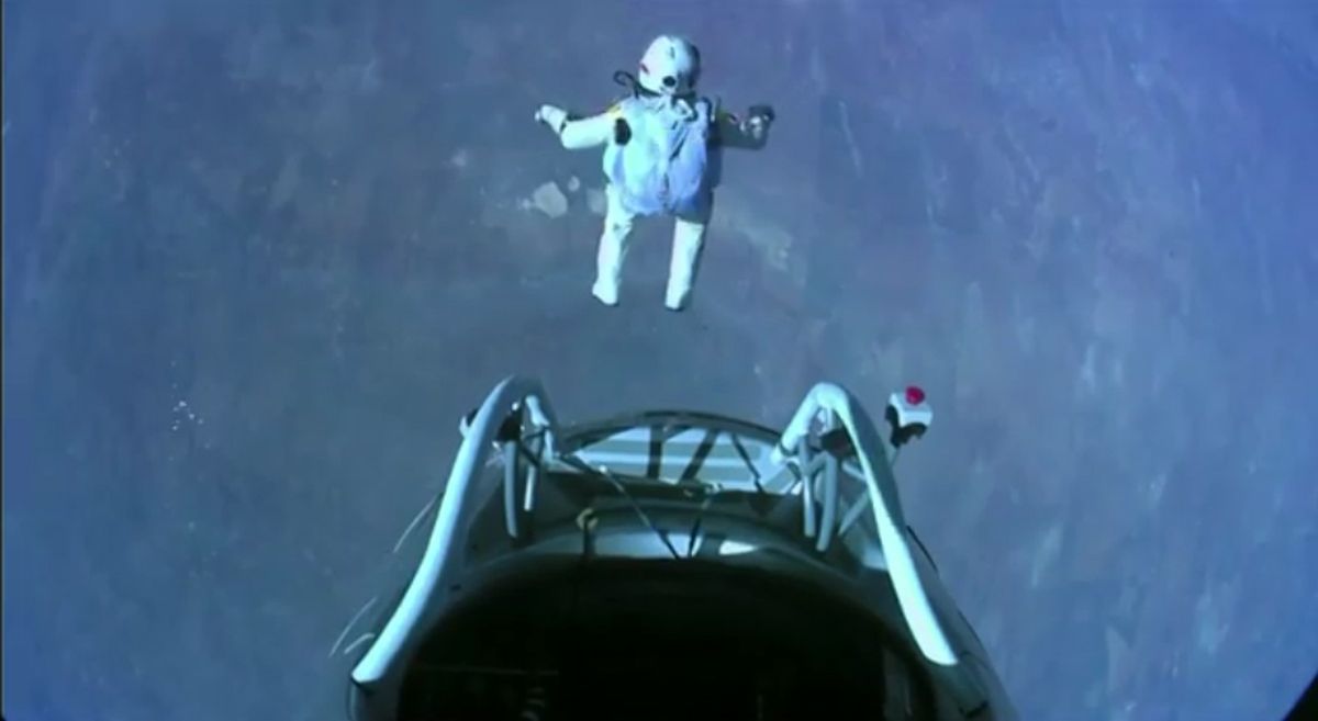 Protegido por su traje presurizado, el único sonido que Baumgartner percibió fue su propia respiración. A los 50 segundos después del salto, estaba a 91.316 pies (27.760 metros), cayendo a 1357,9 km/h, o Mach 1,25, quebrando la barrera del sonido sin propulsión alguna. Al hacerlo, creó una onda de choque que se escuchó como un suave estampido sónico en el suelo. Protegido por su traje presurizado, el único sonido que Baumgartner percibió fue su propia respiración. A los 50 segundos después del salto, estaba a 91.316 pies (27.760 metros), cayendo a 1357,9 km/h, o Mach 1,25, quebrando la barrera del sonido sin propulsión alguna. Al hacerlo, creó una onda de choque que se escuchó como un suave estampido sónico en el suelo.