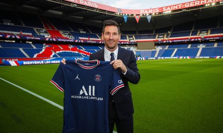 Messi visitó el estadio Puerto de los Príncipes y se tomó la foto con su nueva camiseta. Messi visitó el estadio Puerto de los Príncipes y se tomó la foto con su nueva camiseta.
