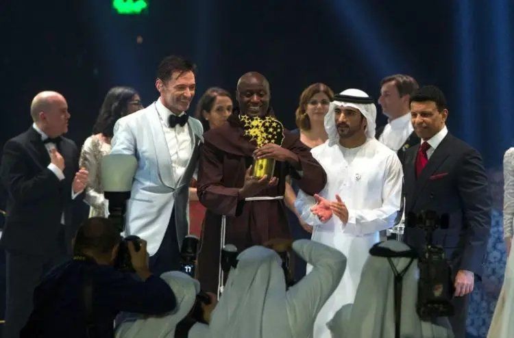 Actualmente enseña matemáticas y ciencias aproximadamente a 500 alumnos de un barrio remoto