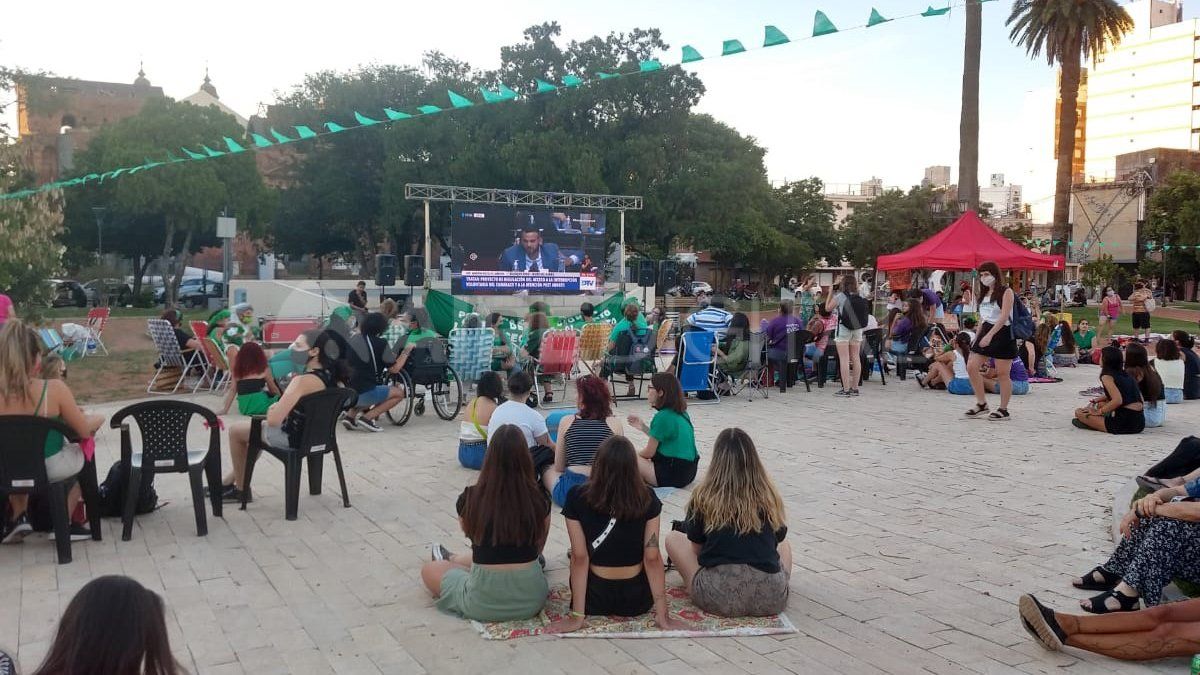 Las santafesinas a favor de la legalización de aborto se concentraron en la plaza San Martín de la ciudad desde donde siguen el debate por pantalla gigante, en una vigilia que se extenderá hasta el momento de la votación.