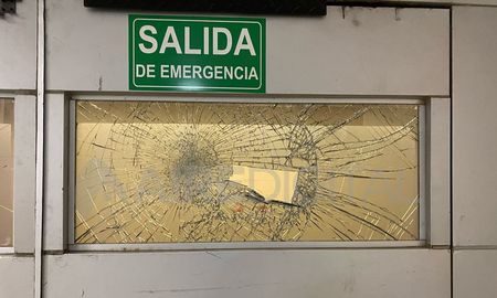 Así quedaron las instalaciones del Nuevo Hospital Iturraspe tras los disturbios causados por los familiares del hombre asesinado en San Agustín. Así quedaron las instalaciones del Nuevo Hospital Iturraspe tras los disturbios causados por los familiares del hombre asesinado en San Agustín.
