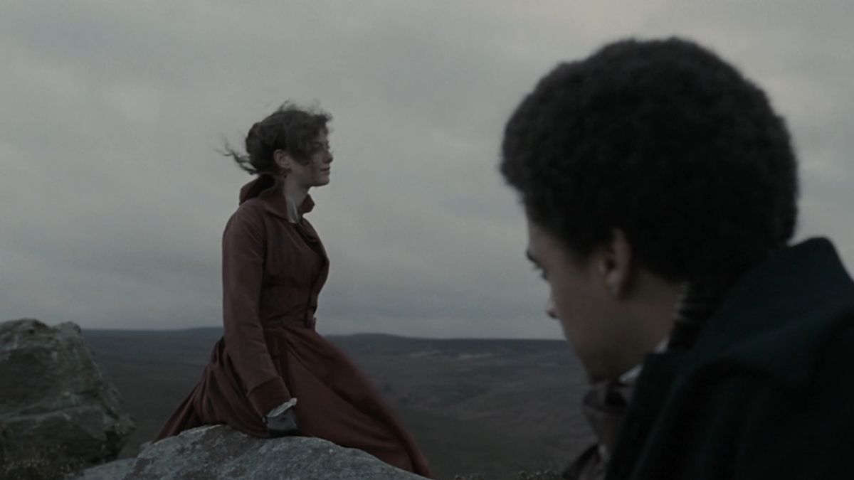 Unidos por una pasión salvaje y destructiva, los amantes de Cumbres Borrascosas solo encontraron la paz al convertirse en leyenda entre los fantasmas del páramo.