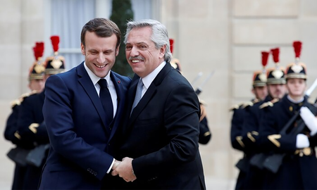 Francia lo acompañará y se movilizará con el FMI para ayudar a la Argentina al camino del crecimiento y a una deuda sostenible, sostuvo Emmanuel Macron. Francia lo acompañará y se movilizará con el FMI para ayudar a la Argentina al camino del crecimiento y a una deuda sostenible, sostuvo Emmanuel Macron.