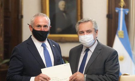 El flamante embajador calificó el encuentro como “excelente”, al tiempo que subrayó los estrechos vínculos que existen entre los gobiernos de ambos países. El flamante embajador calificó el encuentro como “excelente”, al tiempo que subrayó los estrechos vínculos que existen entre los gobiernos de ambos países.