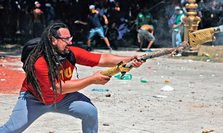 El Hombre del Mortero justificó los incidentes durante la marcha contra el acuerdo con el FMI El Hombre del Mortero justificó los incidentes durante la marcha contra el acuerdo con el FMI