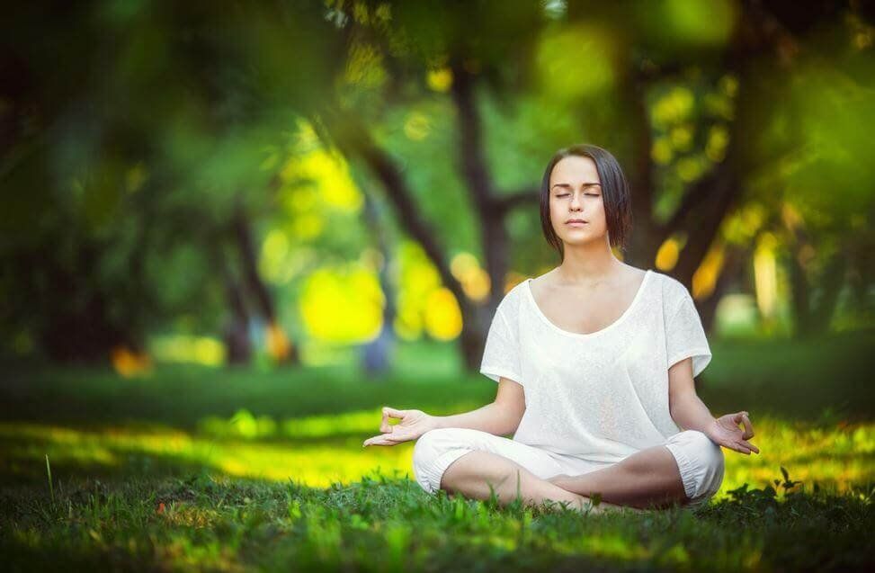 mujer meditando.jpg