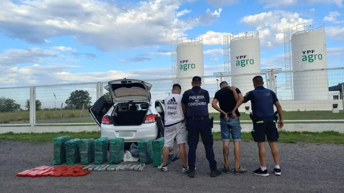 Los santafesinos al momento de ser detenidos con el cargamento. Los santafesinos al momento de ser detenidos con el cargamento.