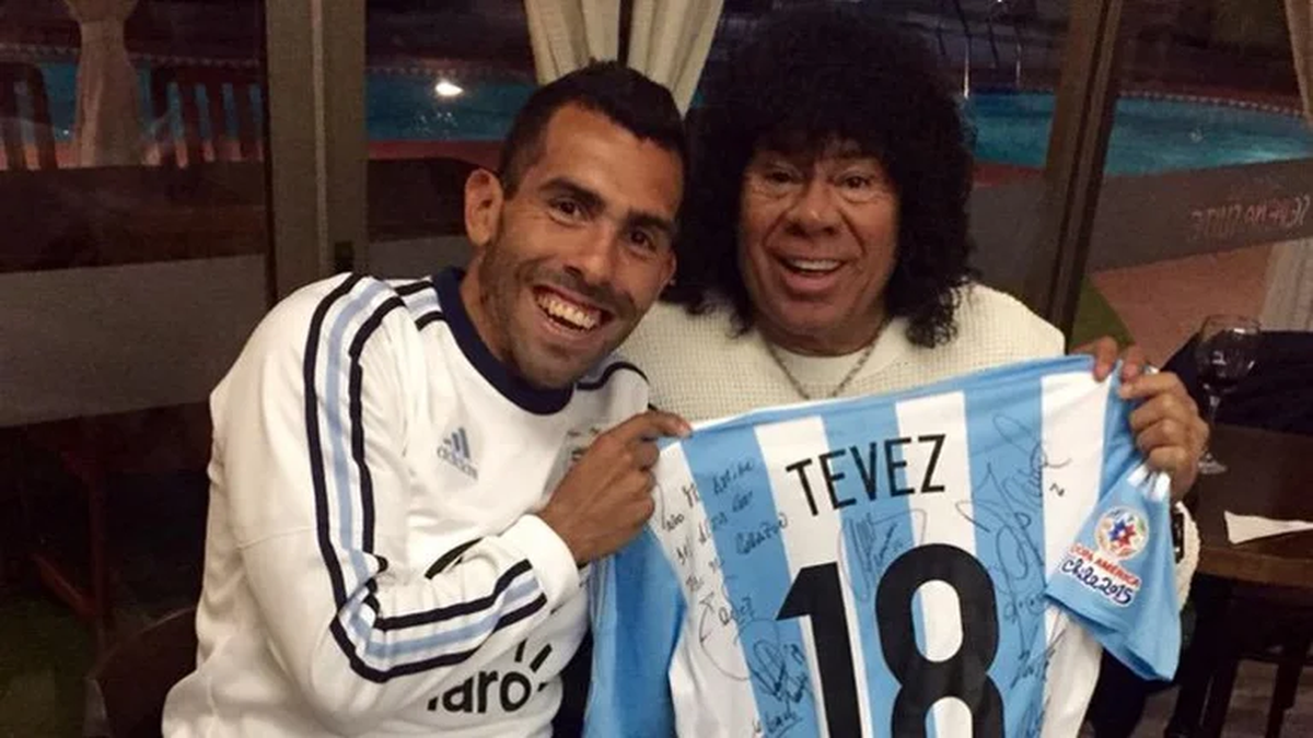 Carlos Tévez y la Mona Jiménez.