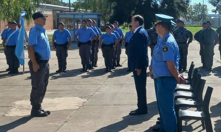 El director general del Servicio Penitenciario, Gabriel Leegstra, puso en funciones a las nuevas autoridades carcelarias. El director general del Servicio Penitenciario, Gabriel Leegstra, puso en funciones a las nuevas autoridades carcelarias.