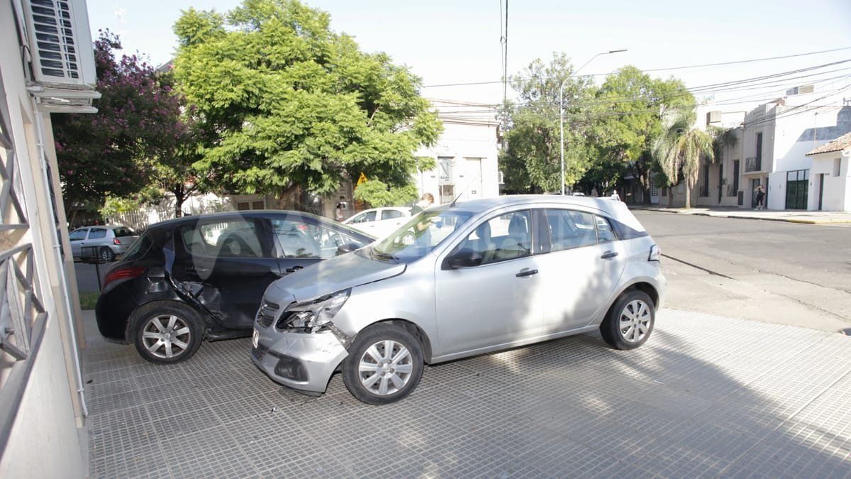 Accidente de tránsito en el centro santafesino: dos autos chocaron pero no hubo heridos
