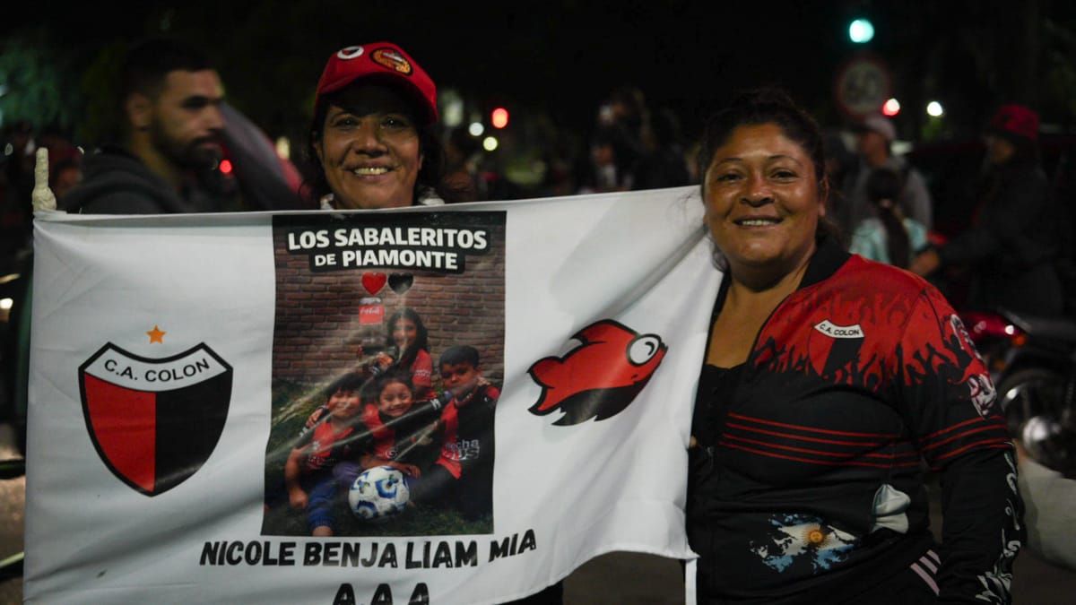 Colón cumple 121 años: las mejores fotos de la caravana y los festejos de los hinchas sabaleros. Colón cumple 121 años: las mejores fotos de la caravana y los festejos de los hinchas sabaleros.