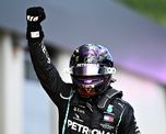 El británico Lewis Hamilton celebra su triunfo en el GP de Austria en la Fórmula 1. El británico Lewis Hamilton celebra su triunfo en el GP de Austria en la Fórmula 1.