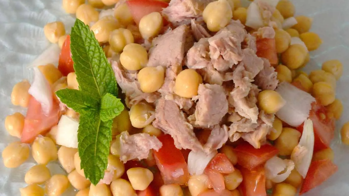 Ensalada de garbanzos y atún. Ensalada de garbanzos y atún.
