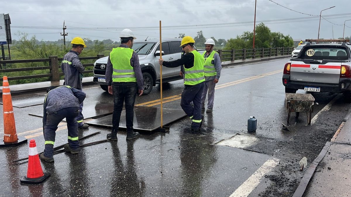 Este miércoles operarios de la empresa responsable de los arreglos, taparon el pozo que provocó el accidente en el Puente Carretero. Este miércoles operarios de la empresa responsable de los arreglos, taparon el pozo que provocó el accidente en el Puente Carretero.