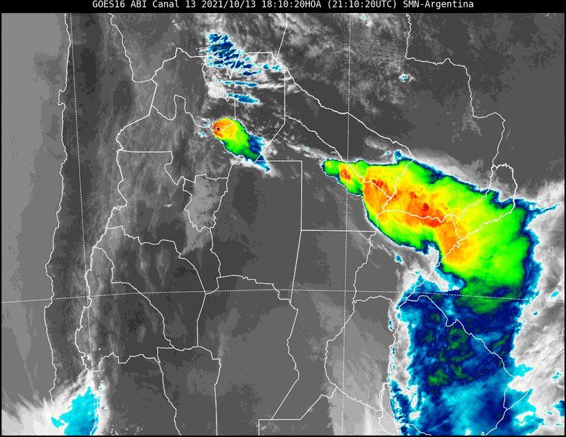 En la imagen satelital se observa el área de tormentas ya fuera de nuestra provincia. Mientras tanto, en el extremo sur de la bota santafesina el cielo comienza a disminuir su nubosidad.