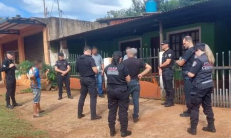 Escena del crimen en Oberá, Misiones, donde un conflictivo desencuentro familiar culminó en un acto de violencia extrema. Escena del crimen en Oberá, Misiones, donde un conflictivo desencuentro familiar culminó en un acto de violencia extrema.
