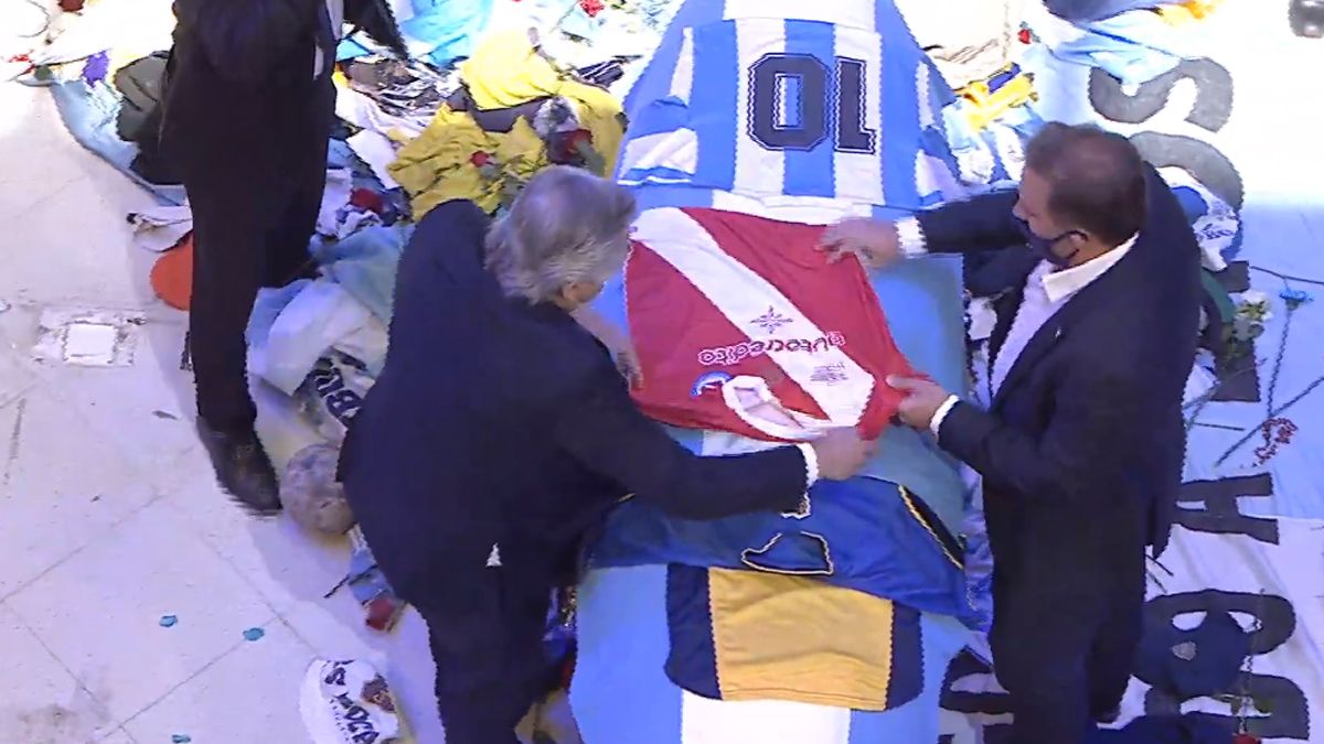 &nbsp;Alberto Fernández participó del velatorio de Diego Armando Maradona.visibility