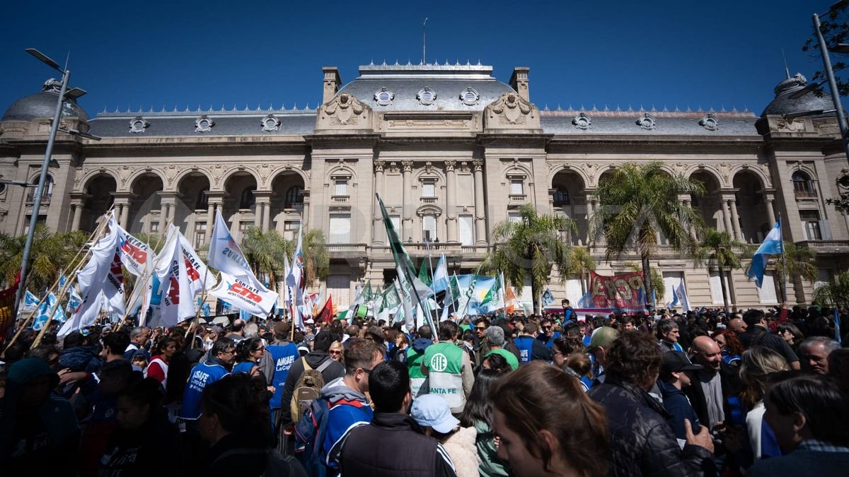 El Gobierno de Santa Fe definió que descontará el día por el paro nacional. 