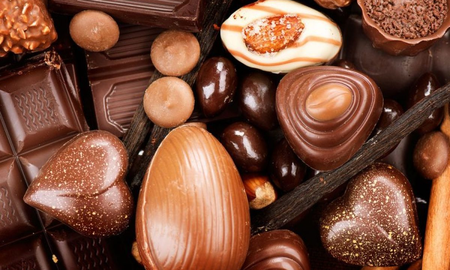 Le compró chocolates a su novia, no se los dio por una insólita razón y se volvió viral
