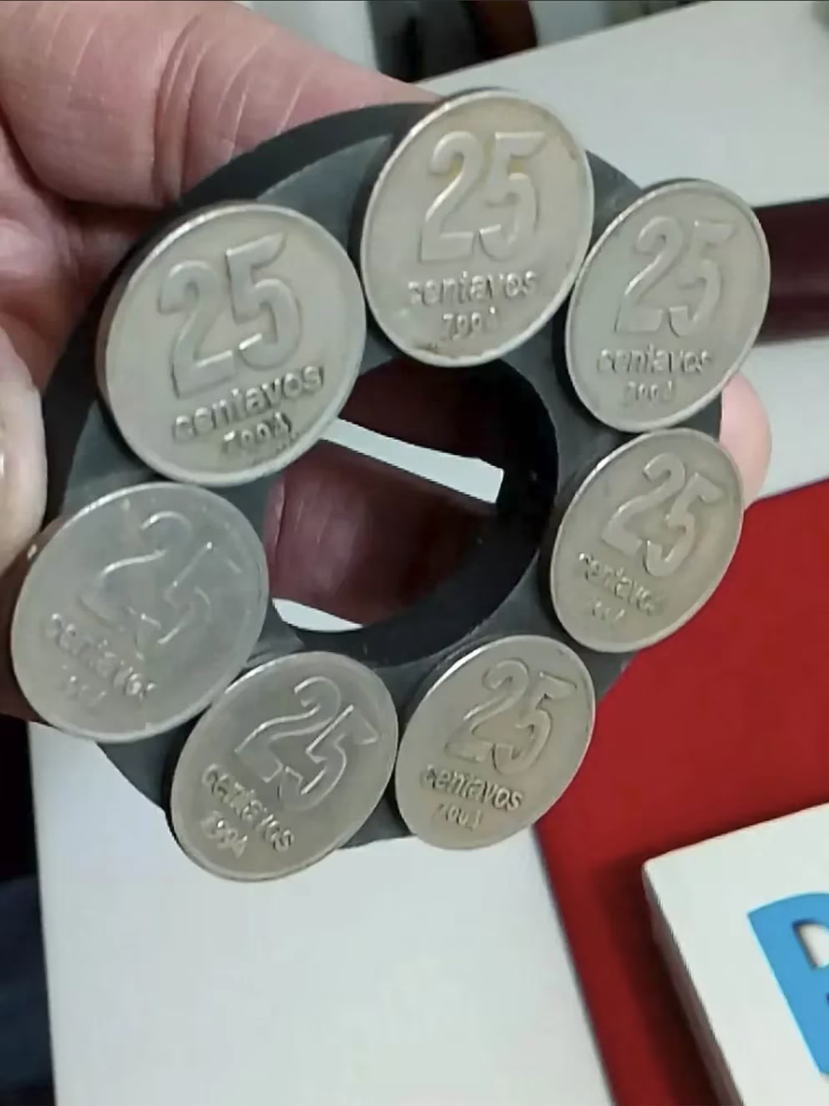 La rareza de estas monedas radica en que son atraídas por un imán, cuando en principio la aleación que se usaba no debería tener esa propiedad