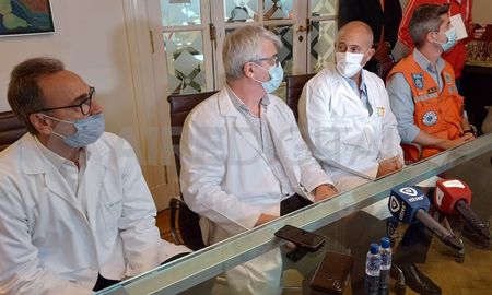 El equipo médico del Sanatorio de Niños de Rosario que participó en el trasplante del nene con hepatitis brindó una conferencia de prensa al término de la cirugía. El equipo médico del Sanatorio de Niños de Rosario que participó en el trasplante del nene con hepatitis brindó una conferencia de prensa al término de la cirugía.