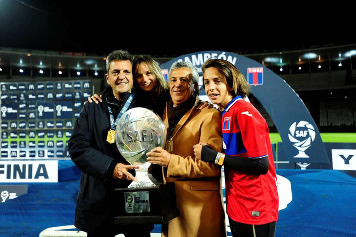 Sergio Massa y su familia, junto a Néstor Gorosito, en la celebración del Tigre campeón de 2019. Sergio Massa y su familia, junto a Néstor Gorosito, en la celebración del Tigre campeón de 2019.