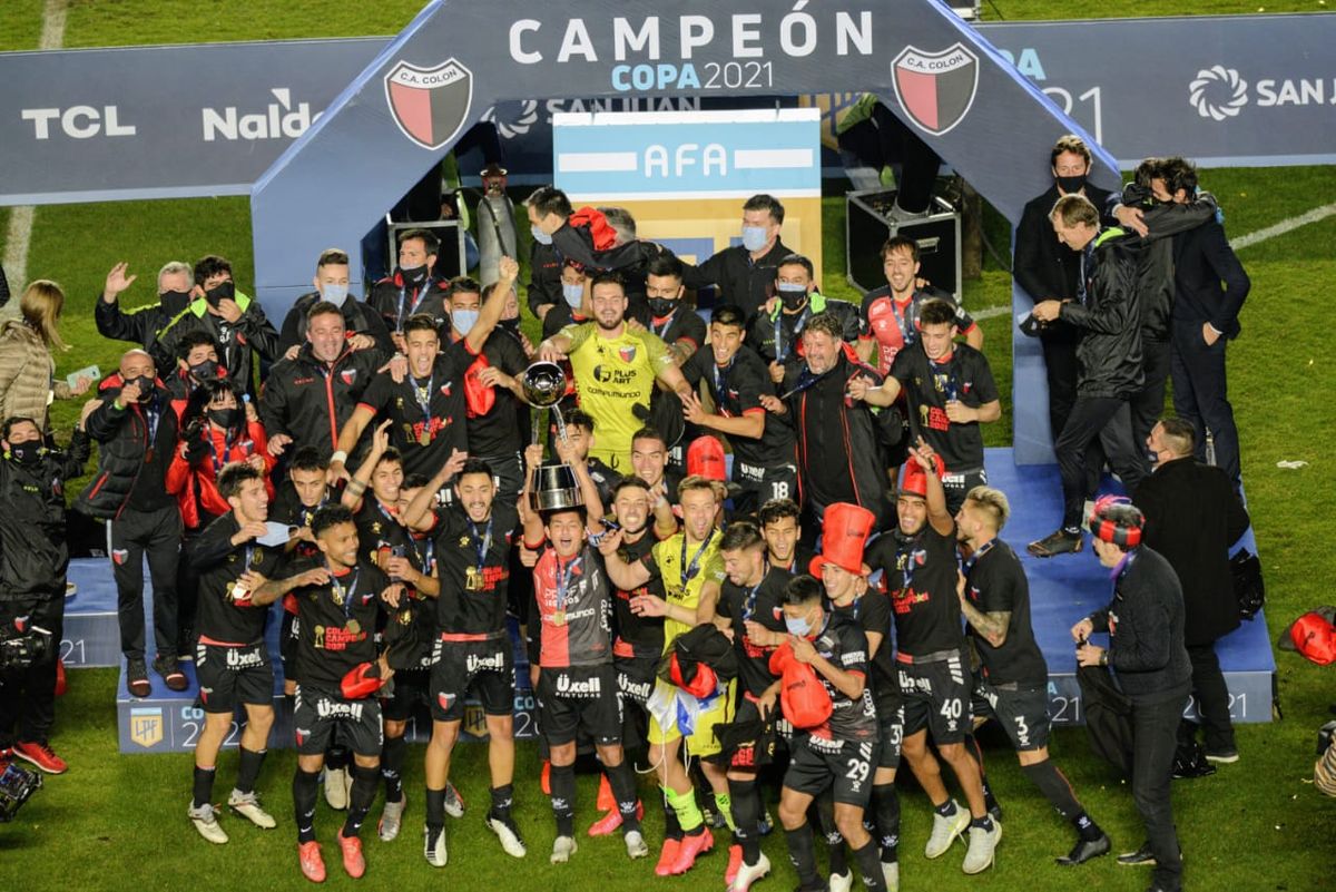 Los jugadores de Colón celebrando el título obtenido en 2021. Los jugadores de Colón celebrando el título obtenido en 2021.