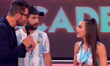 Luego de que Cachete Sierra le contara a Juana Viale cómo fue su primer beso con Fiorella Giménez, Tinelli le hizo un insólito pase de factura al aire. Luego de que Cachete Sierra le contara a Juana Viale cómo fue su primer beso con Fiorella Giménez, Tinelli le hizo un insólito pase de factura al aire.