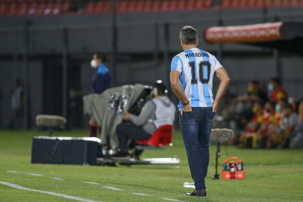 El DT de Gremio dirigió el partido con la camiseta de Maradona.