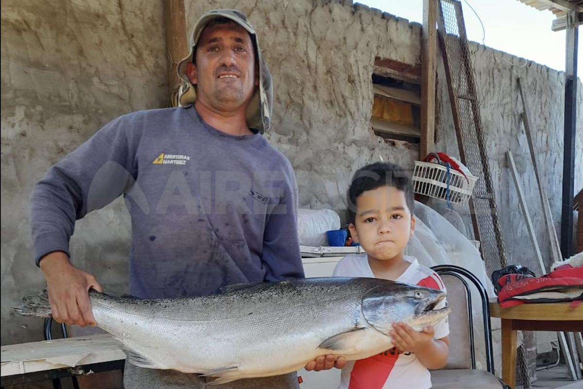 Emiliano Almada pescó este ejempla de salmón cerca de la localidad de Fighiera