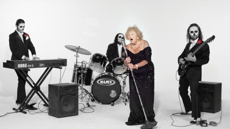 Tiene 96 años, sobrevivió al Holocausto y tiene una banda de metal