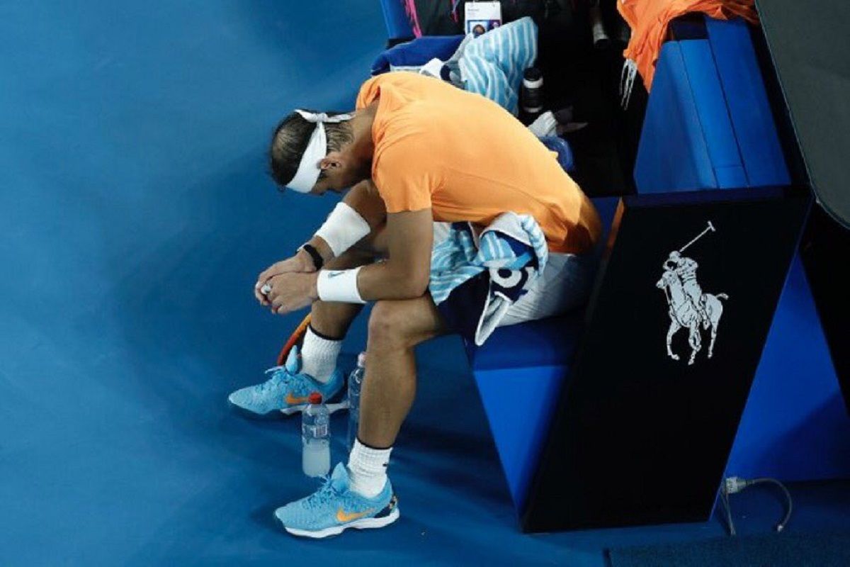 Rafael Nadal no pudo superar sus problemas físicos y quedó eliminado del Abierto de Australia luego de caer ante Mackenzie McDonald.