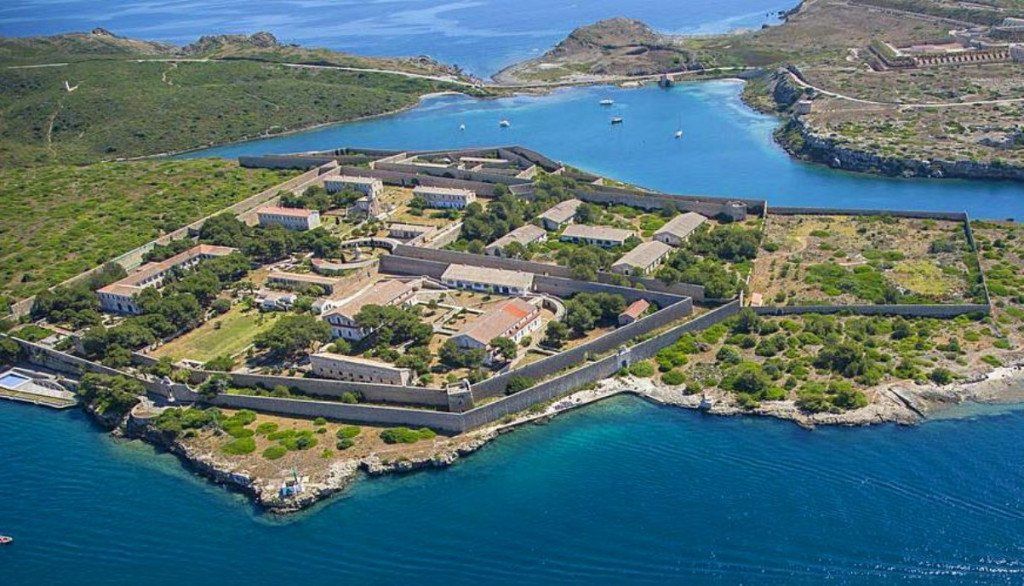 Lazareto de Mahon, construido en 1793 es uno de los más grandes y mejor conservado. El término