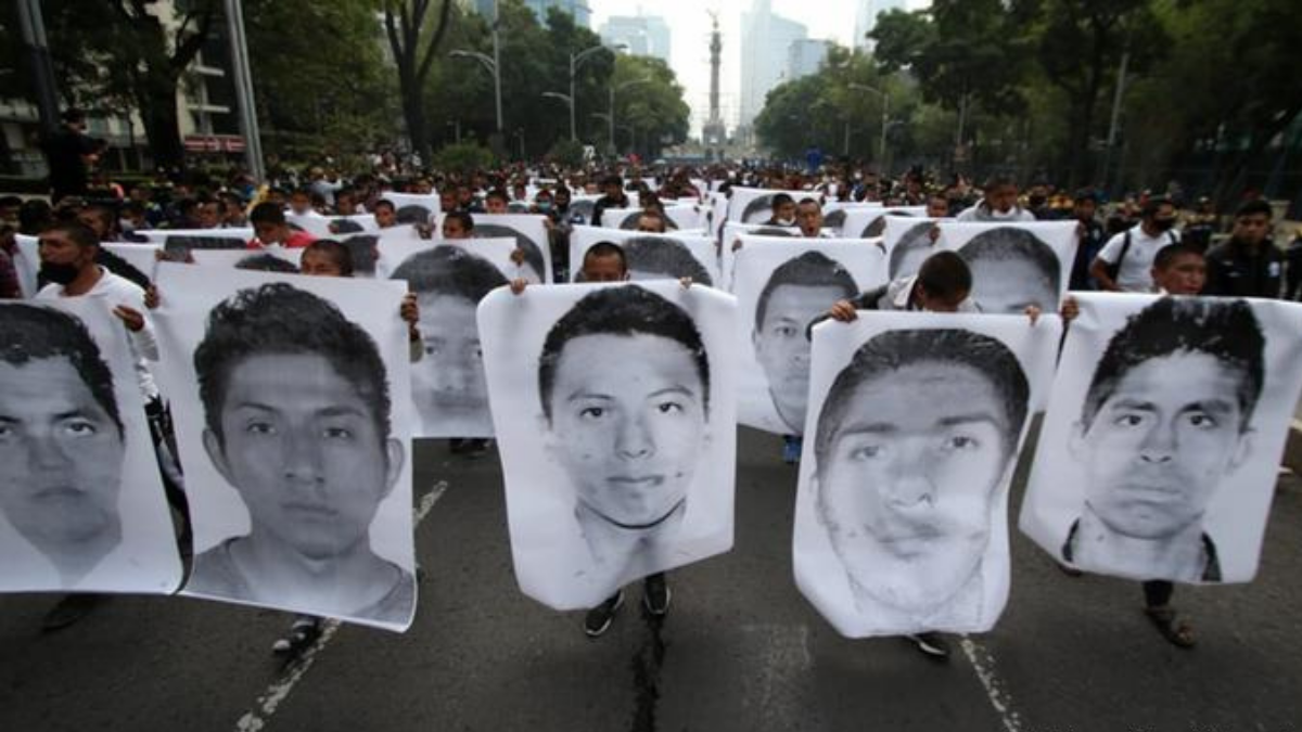 Estudiantes y pobladores volvieron a exigir justicia por el caso que conmovió a México y al mundo.
