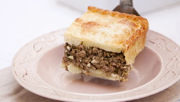 Para lograr una base firme y crocante en el pastel de papas, unta la fuente con aceite y cúbrela con polenta o pan rallado antes de agregar el puré.