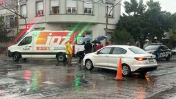 altText(Un auto y una bicicleta chocaron en pleno diluvio en barrio Candioti Sur)}